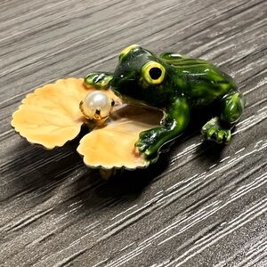 Vintage Green Frog on lily pad with pearl